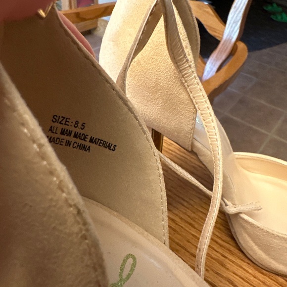 Lulus cream velvet gold accent on heel 8. - Picture 5 of 9